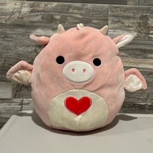 Dakota squishmallow 8” Super cute w/ a heart in the middle